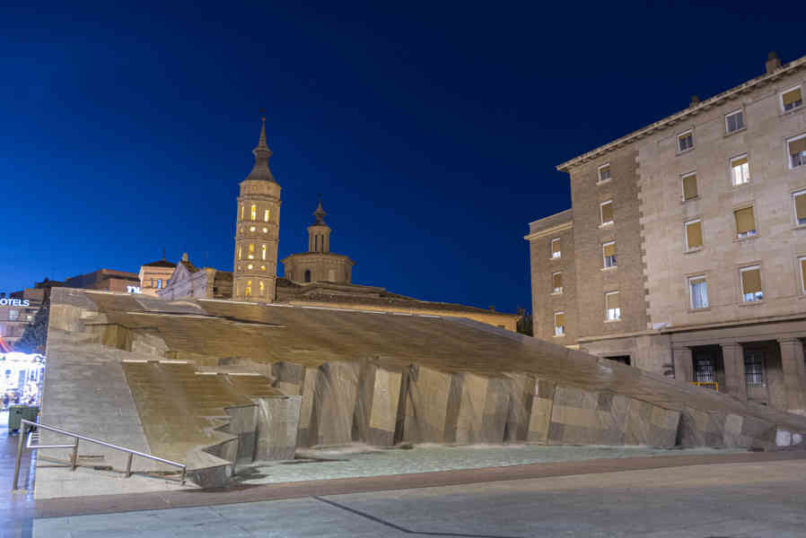 Zaragoza 047 - plaza Nuestra Señora del Pilar - fuente de la Hispanidad.jpg